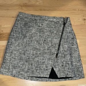 Banana Republic like new black and white wool winter skirt size 2 lined